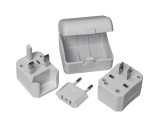 Reiseadapter in einem Kunststoffetui mit Adaptern für US, UK, AUS, Asien und EU